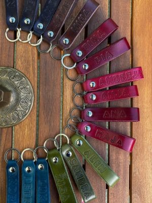 Usnjen obesek z imenom